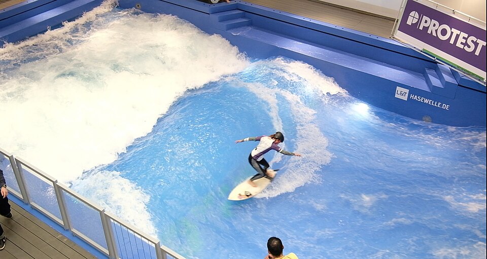 Surferin auf der stehenden Hasewelle in einer Halle in Osnabrück